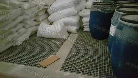 Grating flooring in a raw material warehouse