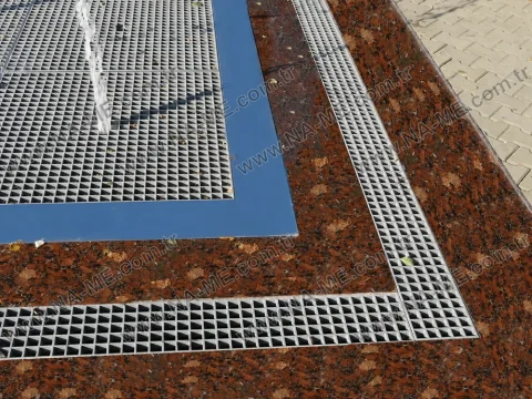 Overflow channel grating around a pool