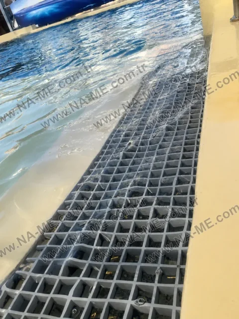 Underwater grating platform inside a pool