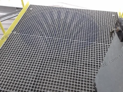 Anti-slip grating ramp on a sloped crossing