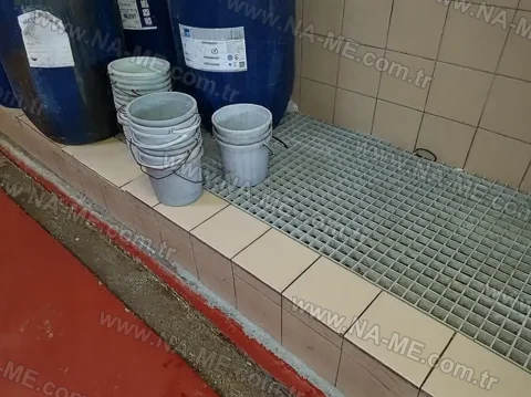 Flush-mounted grating in a chemical filling area