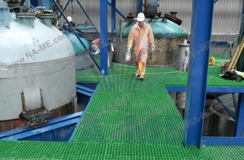 Green grating work platform between reactors