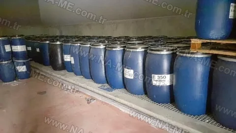 Raised grating floor in chemical drum storage