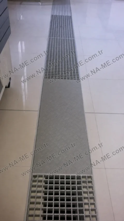Solid cover and grating combined in a floor channel
