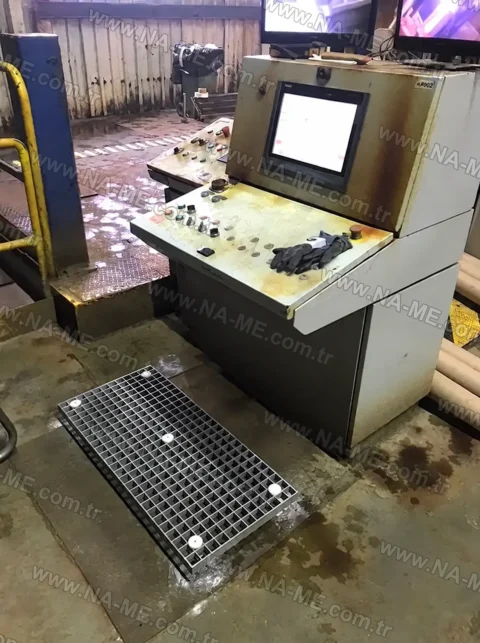 Grating platform in front of an operator console