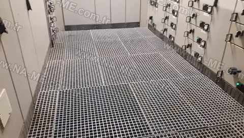 Full-area FRP grating floor in a panel room
