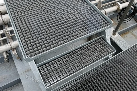 Grating platform with stainless supports over pipelines