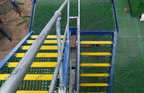 Yellow-nosed stairs connecting to a green platform