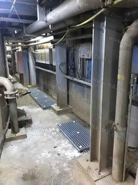 Grating service platforms on a wet plant floor